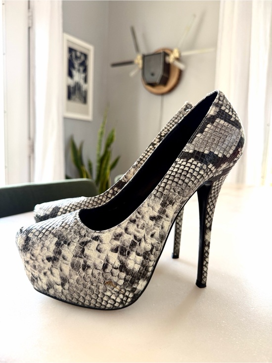 Steve Madden Shoes - Steve Madden DejaVu Snakeskin Pumps